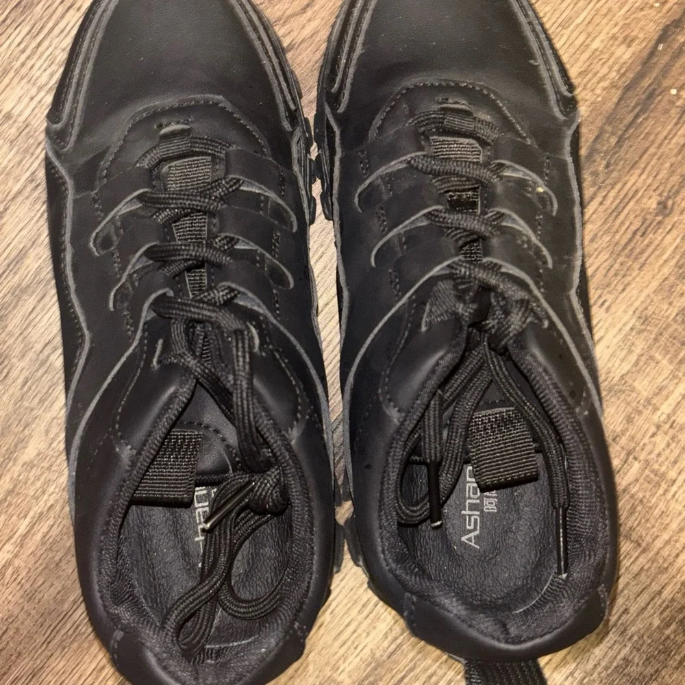 Sleek Black Platform Sneakers for Women